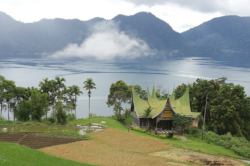 Danau Maninjau Bukittingi - Fahira Hotel Bukittinggi