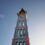 Ikon Bukittinggi, Jam Gadang, yang menjadi pembuka suasana kota