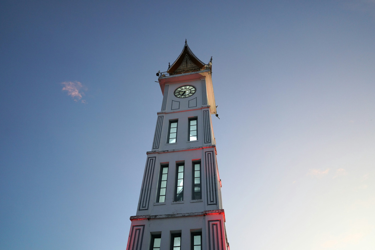 ca14583f-2389-48a2-927b-b00b788577fb Ikon Bukittinggi, Jam Gadang, yang menjadi pembuka suasana kota